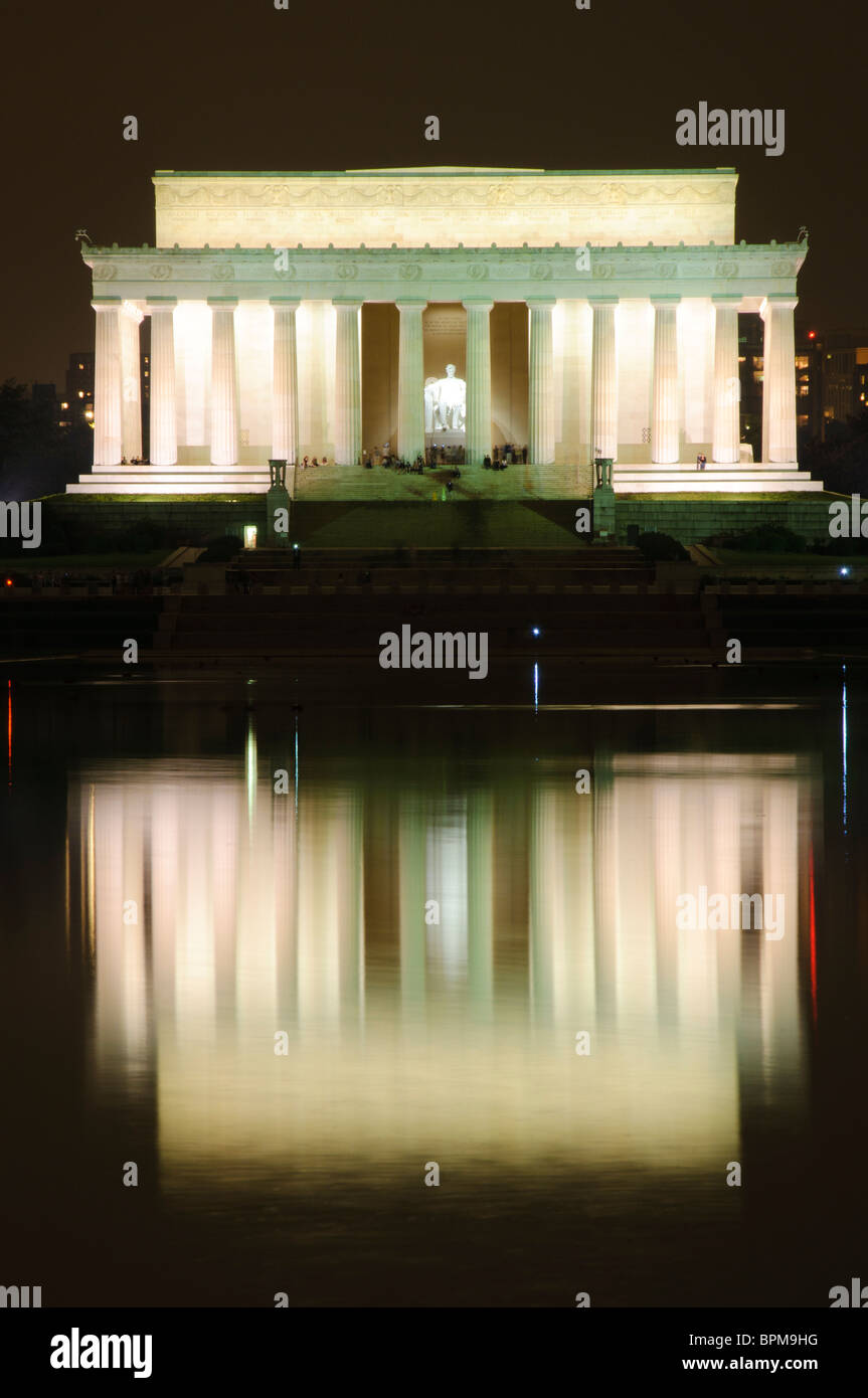 WASHINGTON DC, Stati Uniti: Una splendida vista notturna del Lincoln Memorial che si riflette sulle acque tranquille del Reflecting Pool. Il monumento illuminato sul National Mall offre una scena tranquilla e iconica, catturando la tranquilla bellezza dei monumenti di Washington DC di notte. Foto Stock