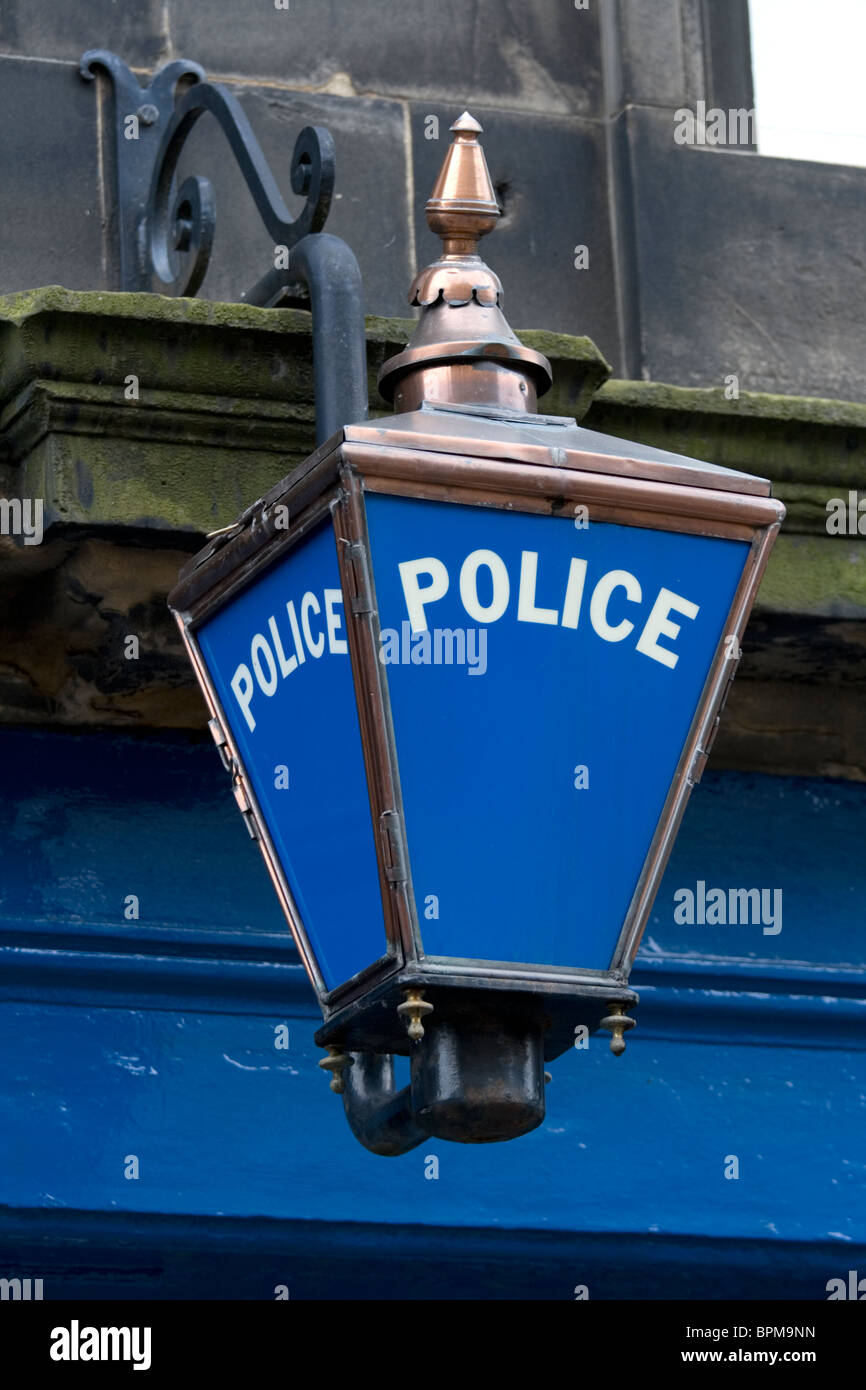 Blu della stazione di polizia la lampada sul Royal Mile di Edimburgo, Scozia Foto Stock