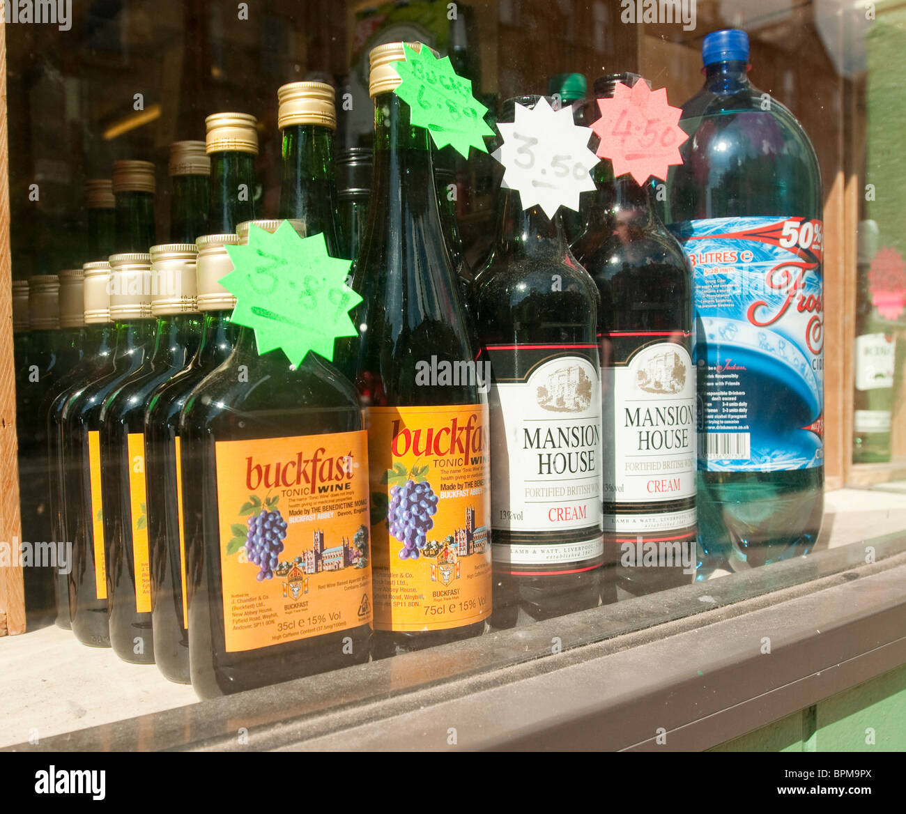 Pigoli alcol viene visualizzato nella finestra di un negozio di Glasgow. Buckfast, sherry e sidro. Foto Stock