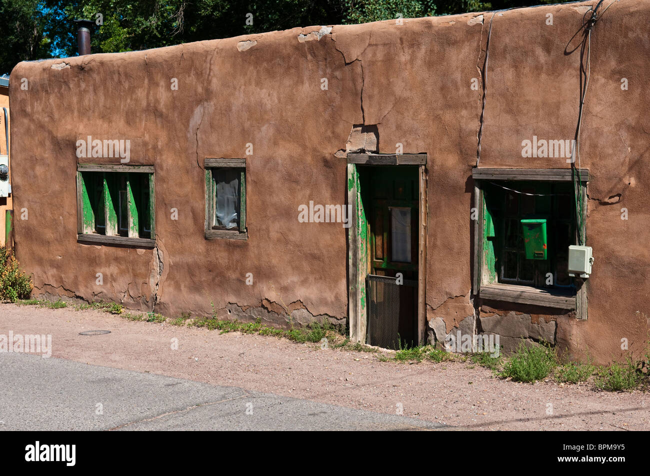 Vecchia casa di adobe in Santa Fe New Mexico sul Canyon Road Foto Stock