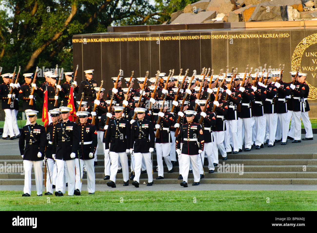 Il Marine Corps Silent Drill Platoon effettuando al Marine Corps Tramonto  Parade presso il Marine Corps War Memorial (Iwo Jima Memorial) accanto al  Cimitero Nazionale di Arlington Foto stock - Alamy