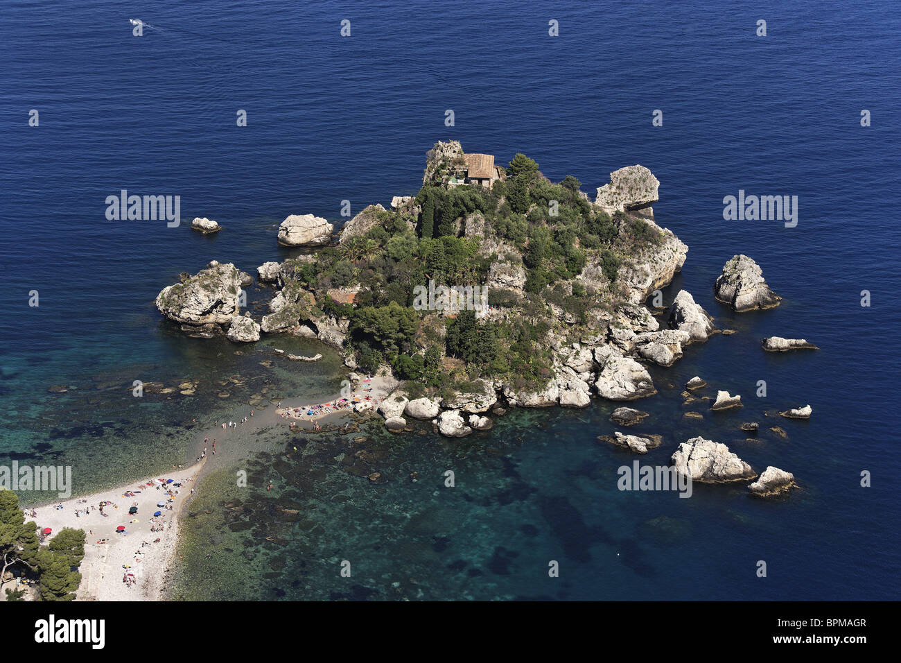 Riprese aeree di Isola Bella, Taormina, Sicilia, Italia Foto Stock