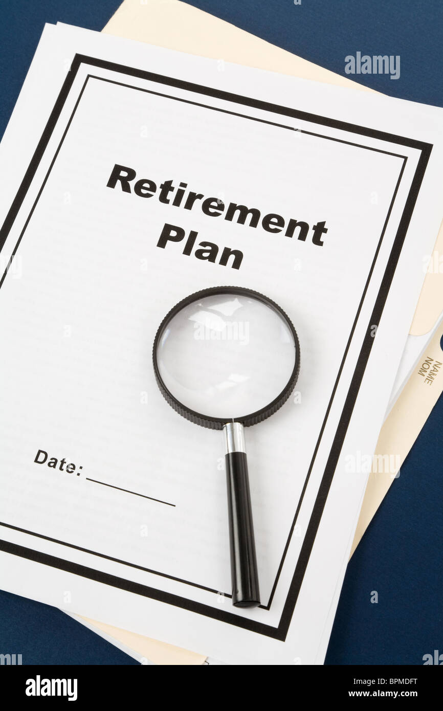 Piano di pensionamento e lente di ingrandimento, la concezione di business Foto Stock