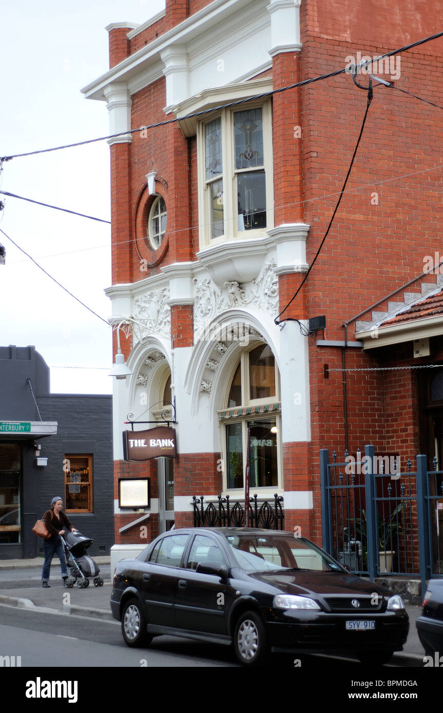 Ballarat Street scene con convertito edificio eduardiano, Yarraville, Melbourne, Australia Foto Stock