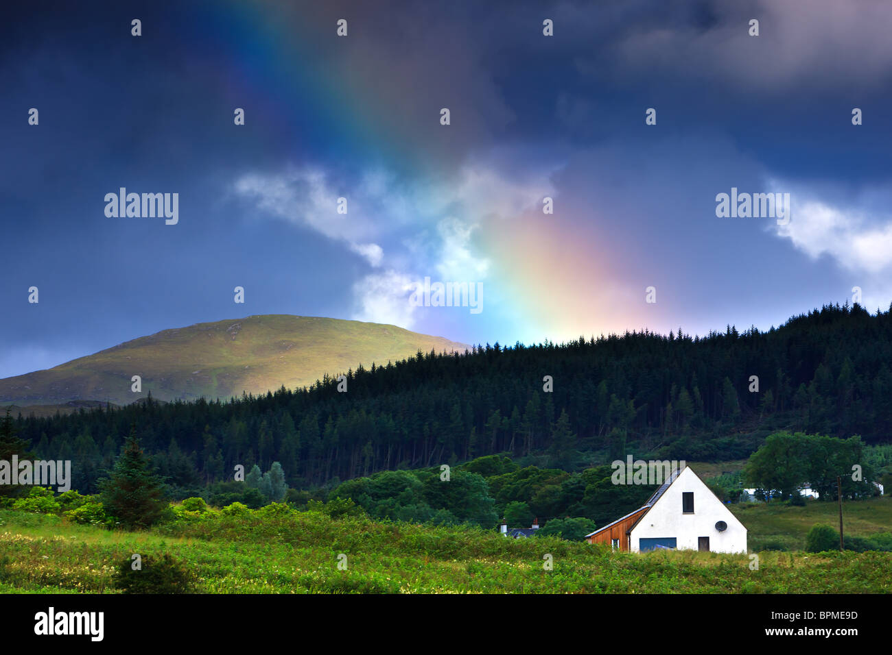 Rainbow vicino a Broadford, Isola di Skye in Scozia Foto Stock