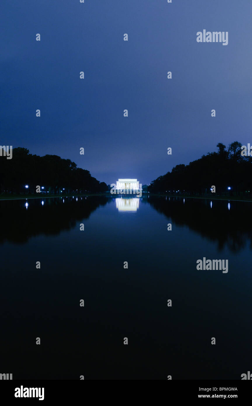 Lincoln Memorial Reflecting Pool di notte Washington DC // WASHINGTON DC - il Lincoln Memorial si riflette nelle acque tranquille della Reflecting Pool durante l'illuminazione notturna. Il memoriale neoclassico, progettato dall'architetto Henry Bacon e dedicato nel 1922, onora il 16° presidente degli Stati Uniti con le sue 36 colonne doriche che rappresentano gli stati dell'Unione al momento della morte di Lincoln. La piscina riflettente si estende per 2.029 piedi (618 metri) verso est dal monumento verso il monumento a Washington. Il memoriale e la piscina fanno parte del National Mall. Il memoriale ospita Daniel C. Foto Stock