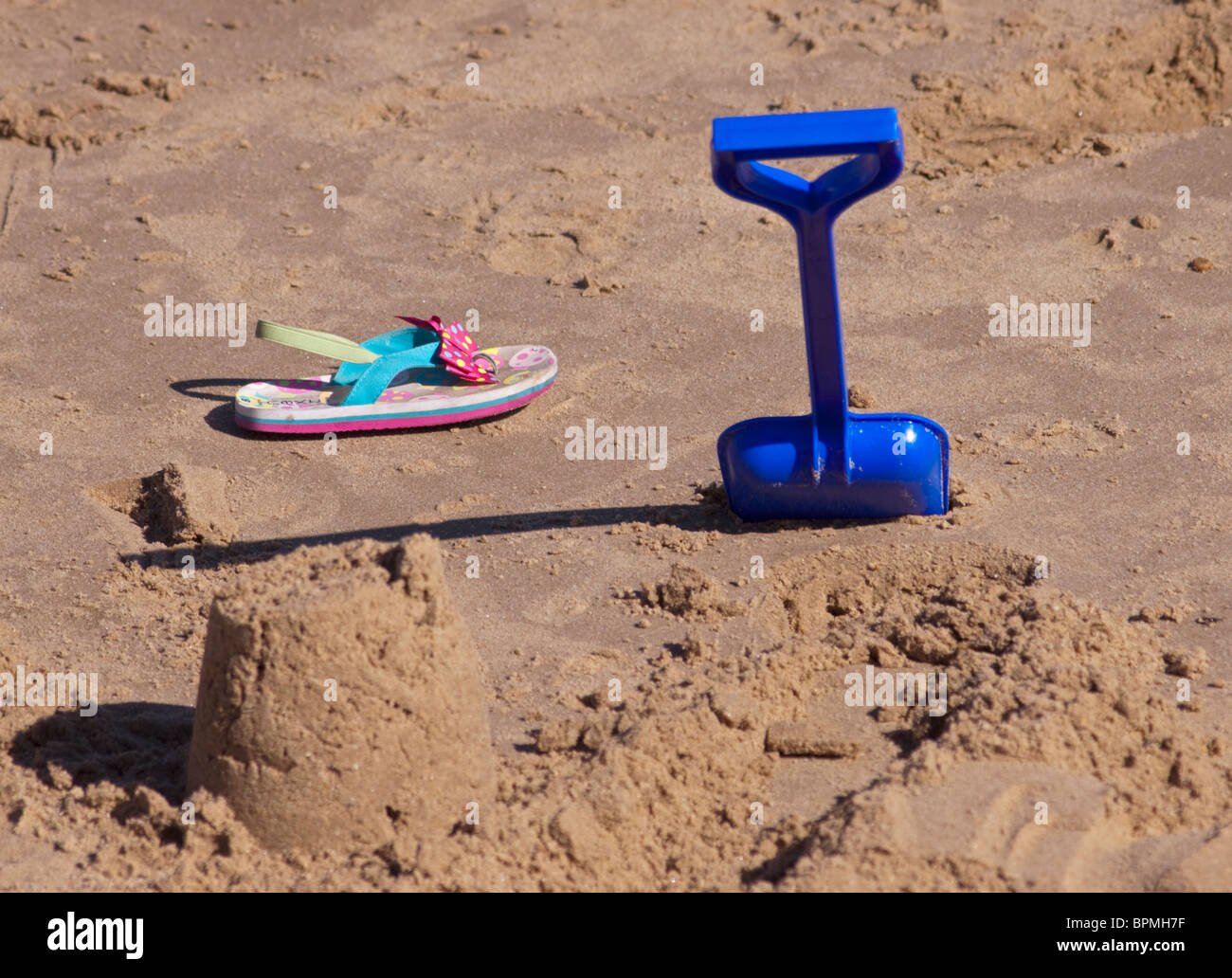 Per bambini sandalo, spade e castelli di sabbia su una spiaggia di sabbia, Clacton, REGNO UNITO Foto Stock