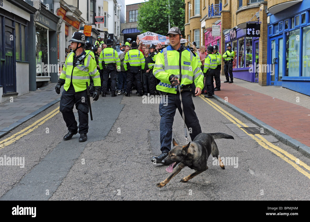 Polizia con cani mantenere il controllo di ENA marzo attraverso Brighton Regno Unito - solo per uso editoriale Foto Stock