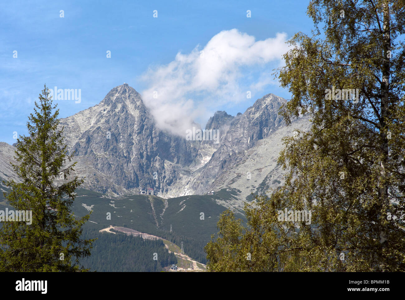 Lomnicky Stit, Alti Tatra, da Tatranska Lomnica Foto Stock