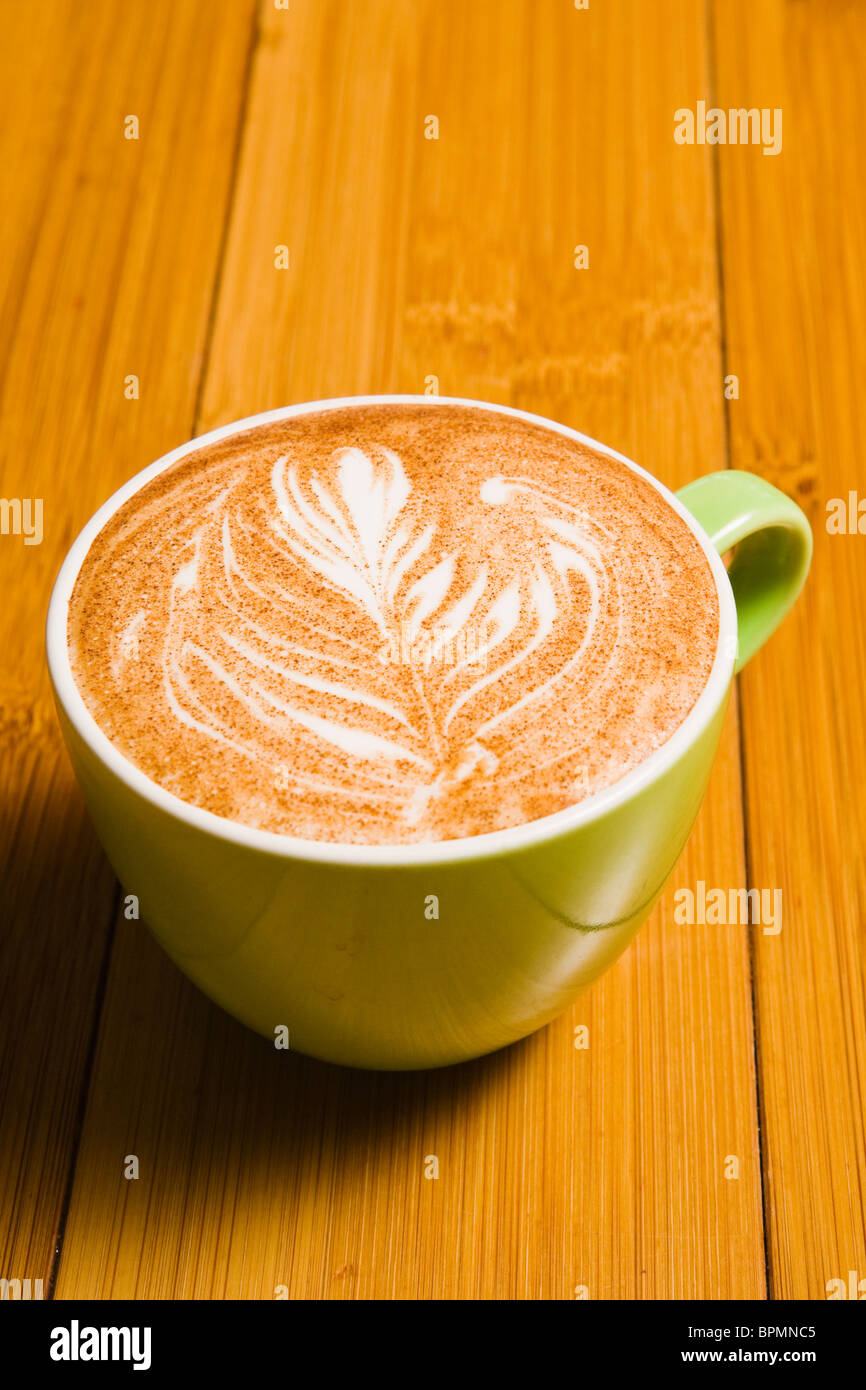Una bevanda espresso in una tazza su una tabella di bambù. Seattle, WA Foto Stock