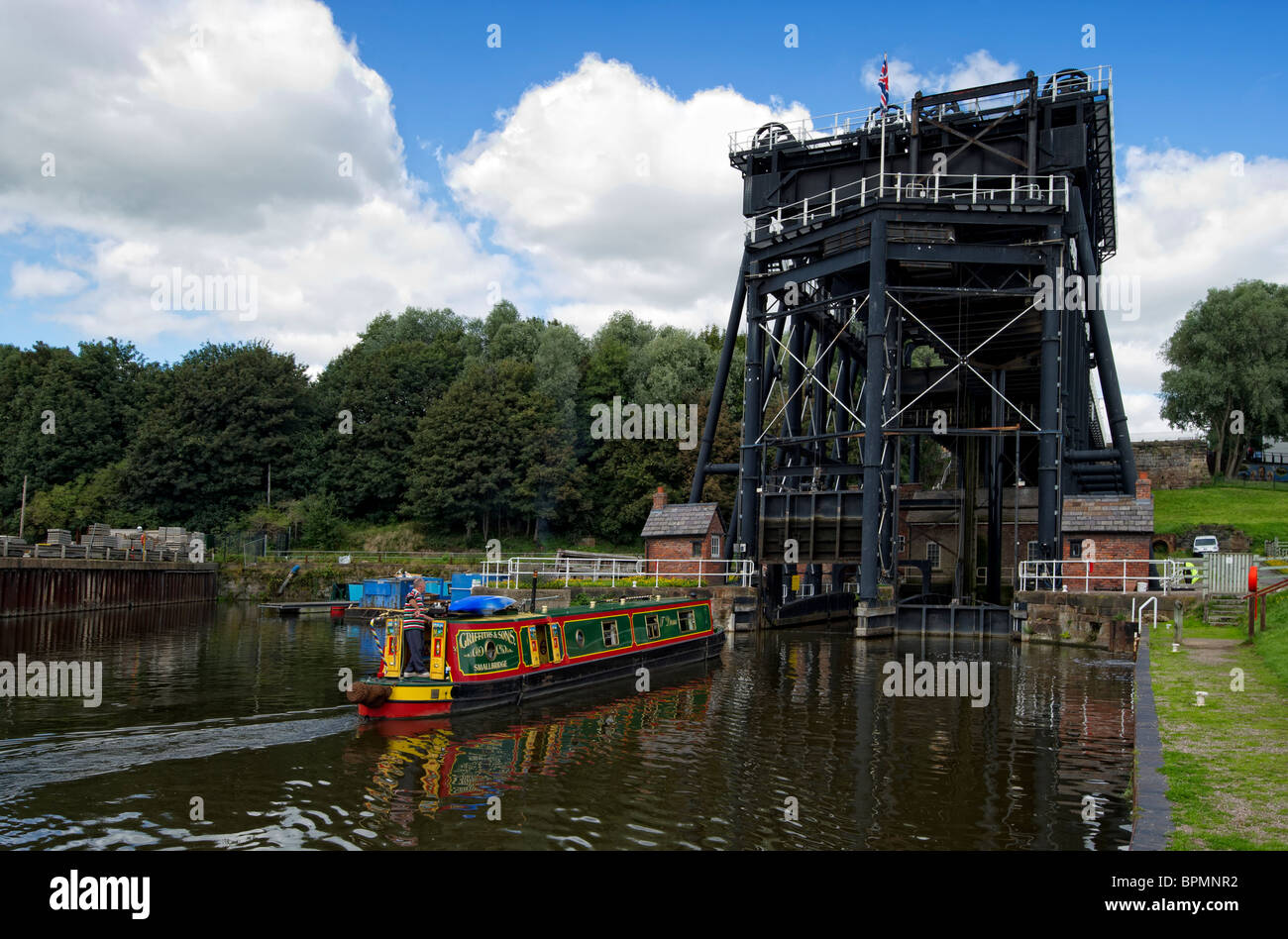 Una chiatta si prepara ad entrare la Radlett Boat Lift vicino a Northwich, Cheshire. Il primo al mondo e sopravvivono solo boat lift Foto Stock