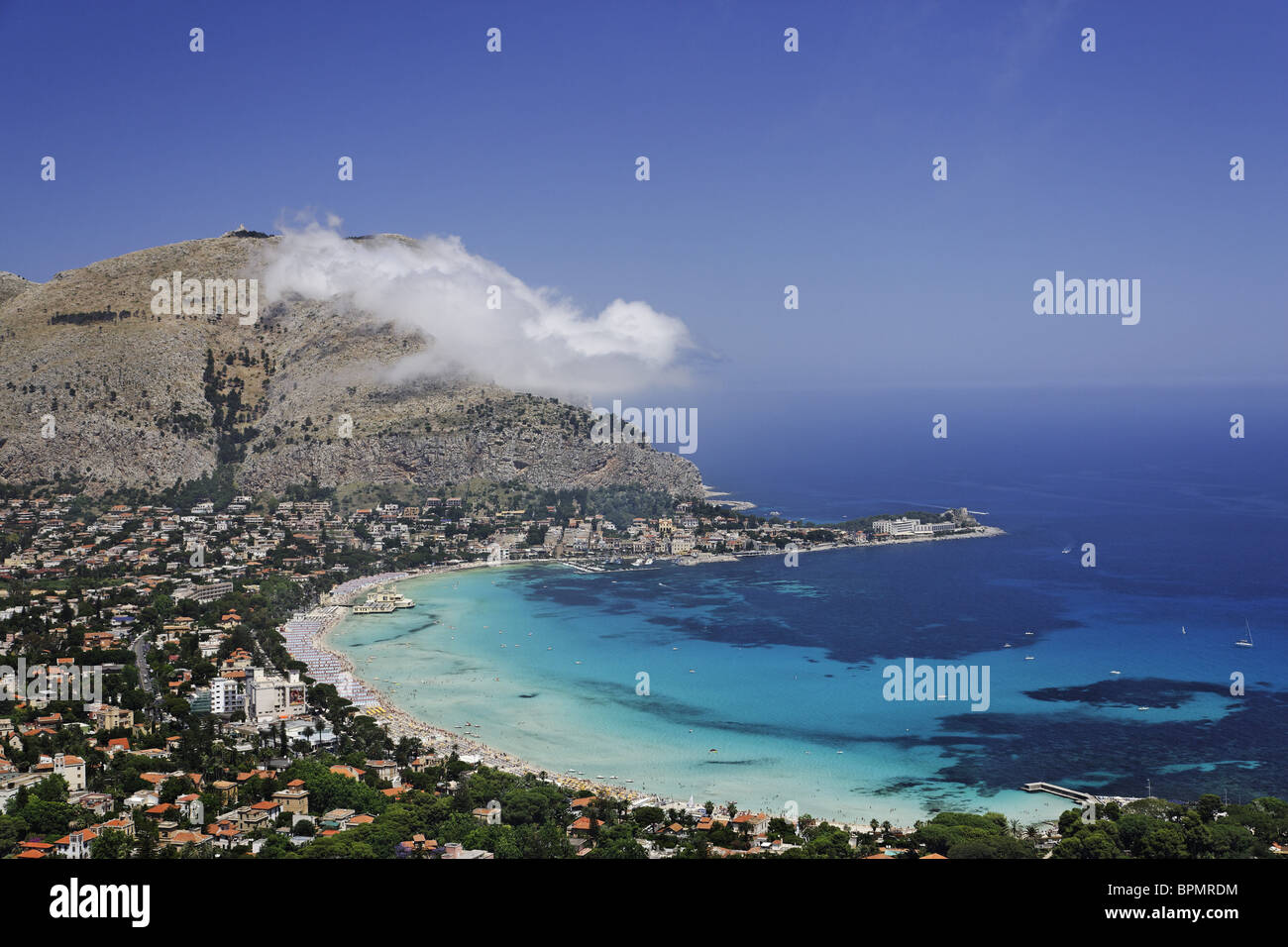 Riprese aeree di Mondello con spiaggia sabbiosa, Palermo, Sicilia, Italia  Foto stock - Alamy