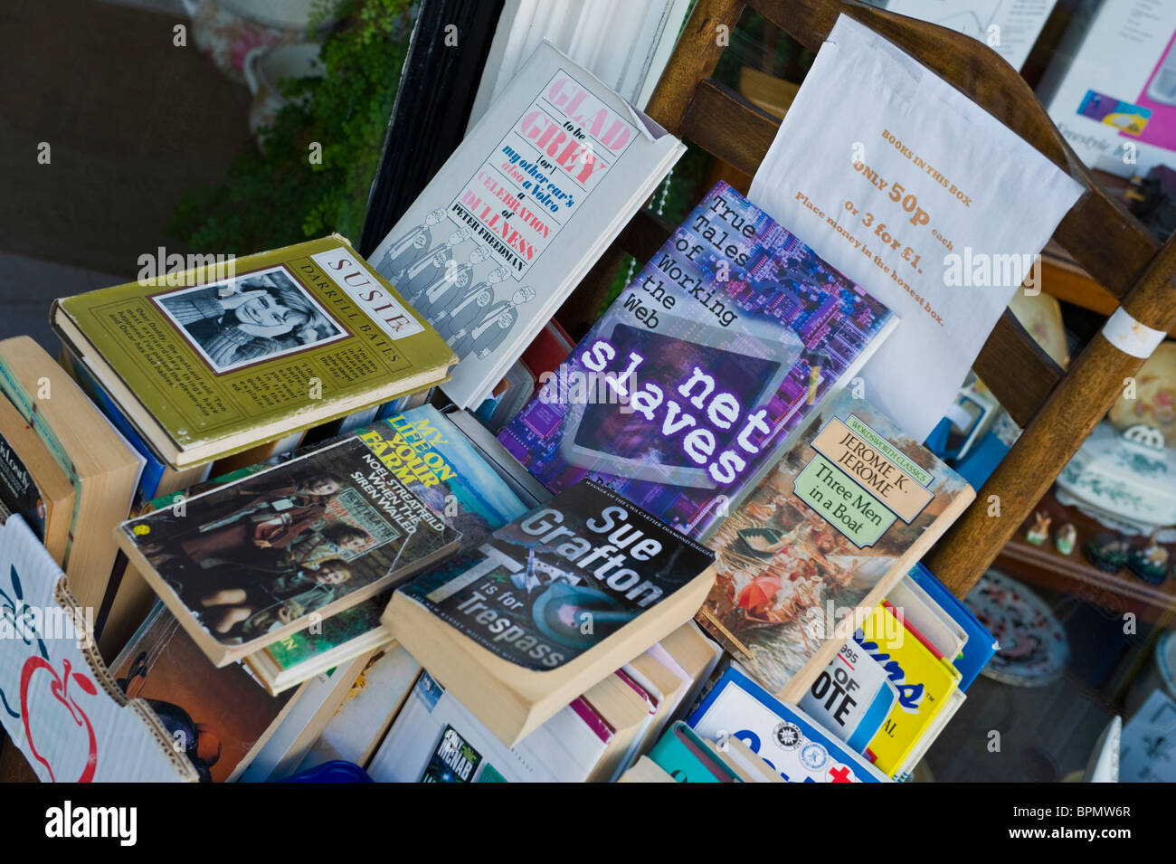 L'onestà di libri in vendita al di fuori del bookshop in Llandrindod Wells Powys Mid Wales UK Foto Stock