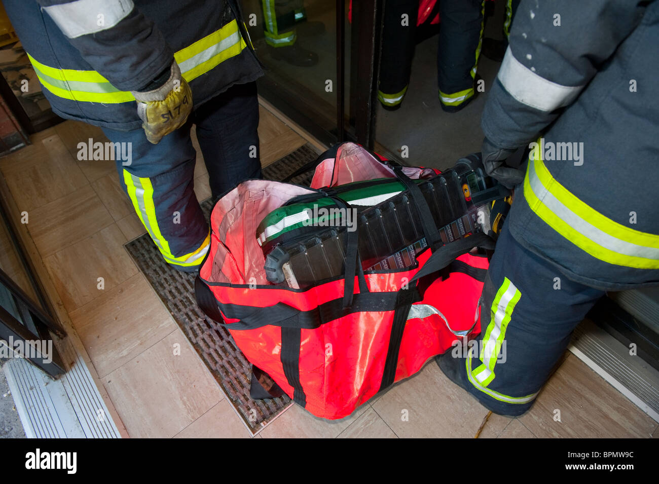 I vigili del fuoco con elevato aumento Appartamenti equipaggiamento di salvataggio Foto Stock