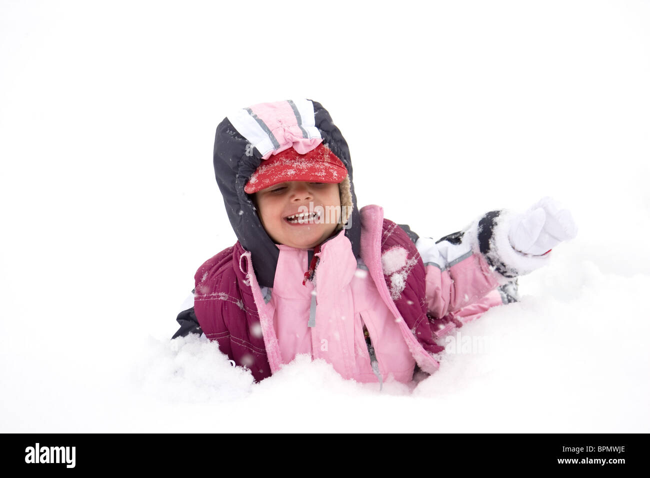 Bambina godendo la grande neve in inverno. Foto Stock