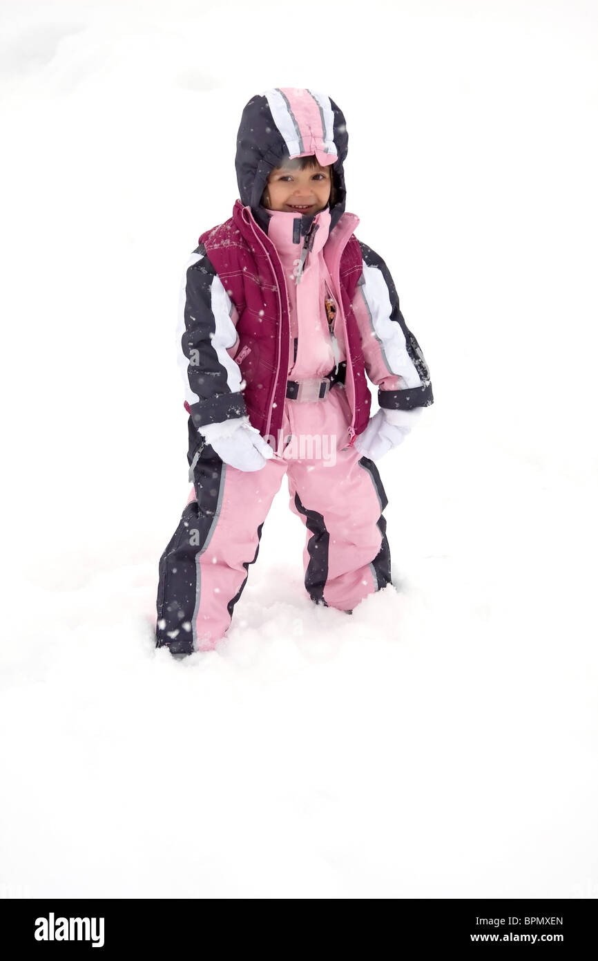 Bambina godendo la grande neve in inverno. Foto Stock