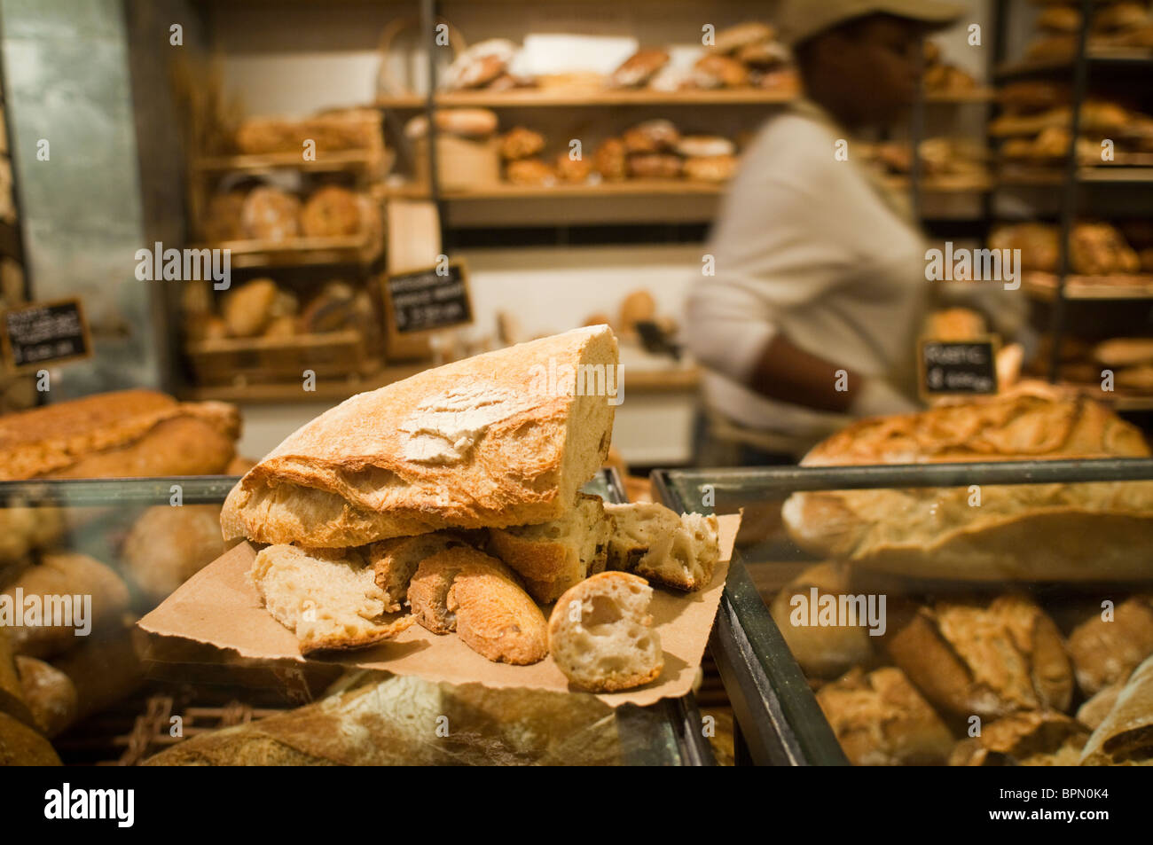 Il pane nel forno a Eataly, il cibo italiano e vino marketplace in New York Foto Stock