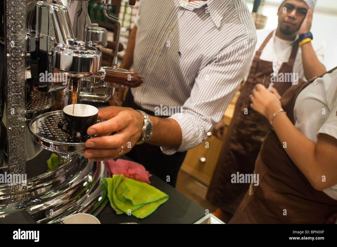 Un espresso è preparata al Caffe Vergnano in Eataly, il cibo italiano e vino marketplace in New York Foto Stock