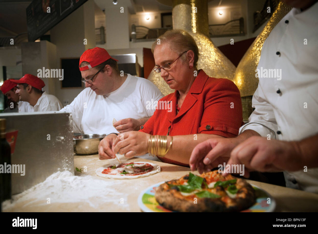 Lo Chef Lidia Bastianich prepara la pizza di Eataly il mercato italiano in New York Foto Stock