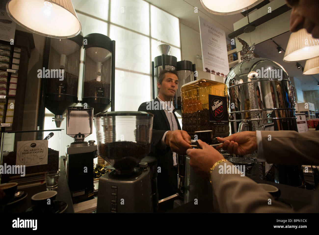 Espresso è servito a Eataly artigianale il cibo italiano e vino marketplace in New York Foto Stock