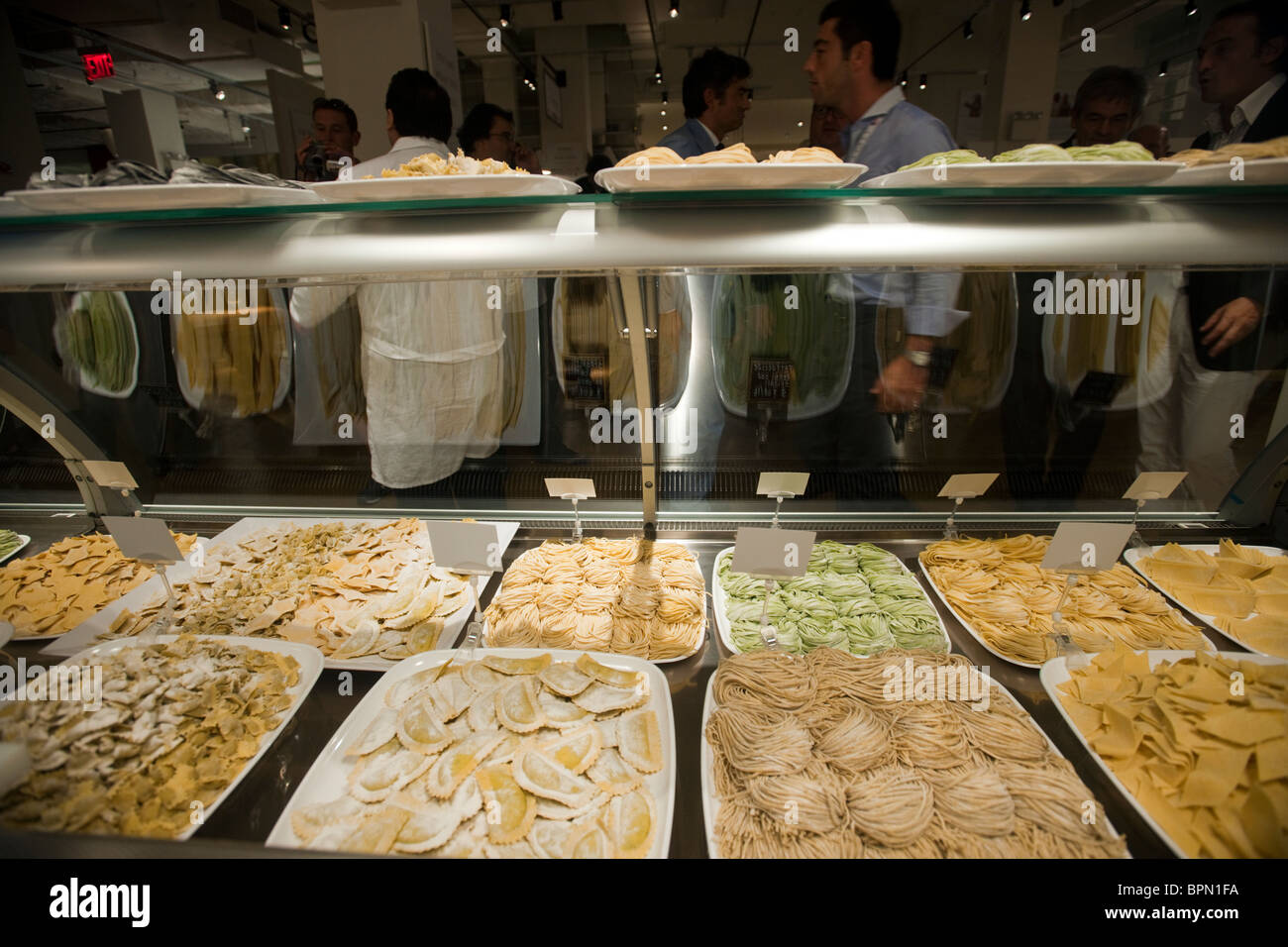 Varietà di fresca pasta fatta sul display a Eataly artigianale di cibo e vini italiani marketplace in New York Foto Stock
