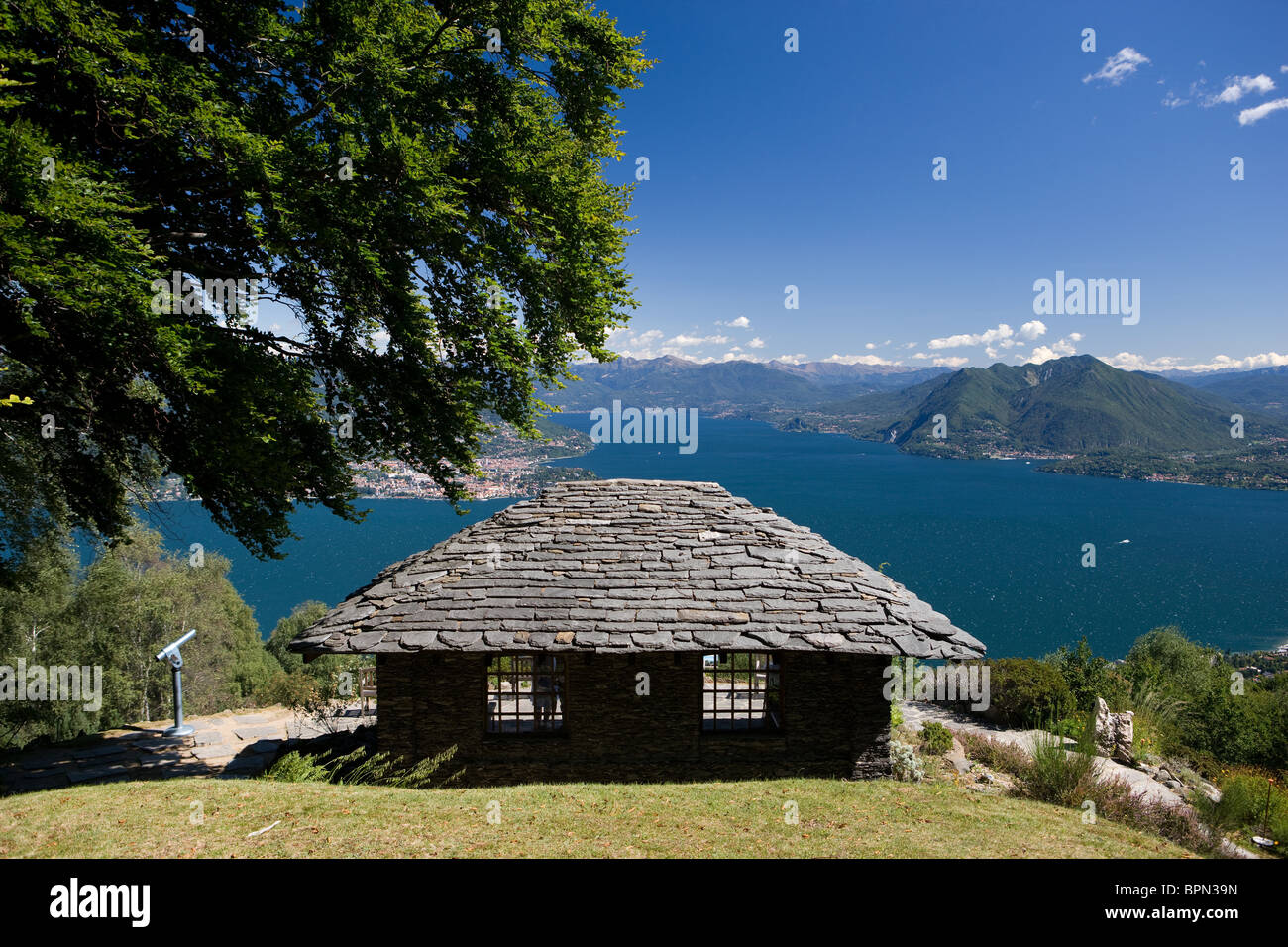 Il Lago Maggiore, il lago vista dal giardino botanico Alpinia Stresa, Piemonte, Italia Foto Stock