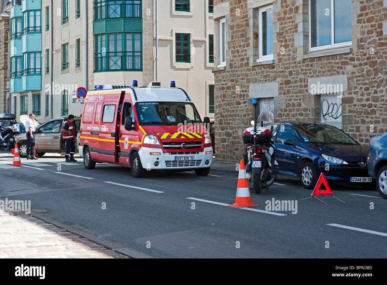 Servizi di emergenza che frequentano incidente stradale Foto Stock