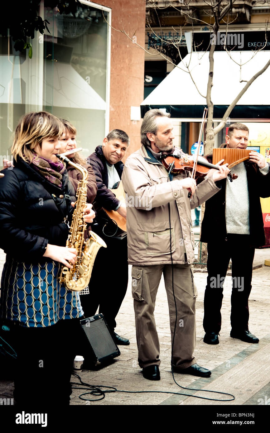 I musicisti suonano su Monastiraki Street a Atene, Grecia Foto Stock