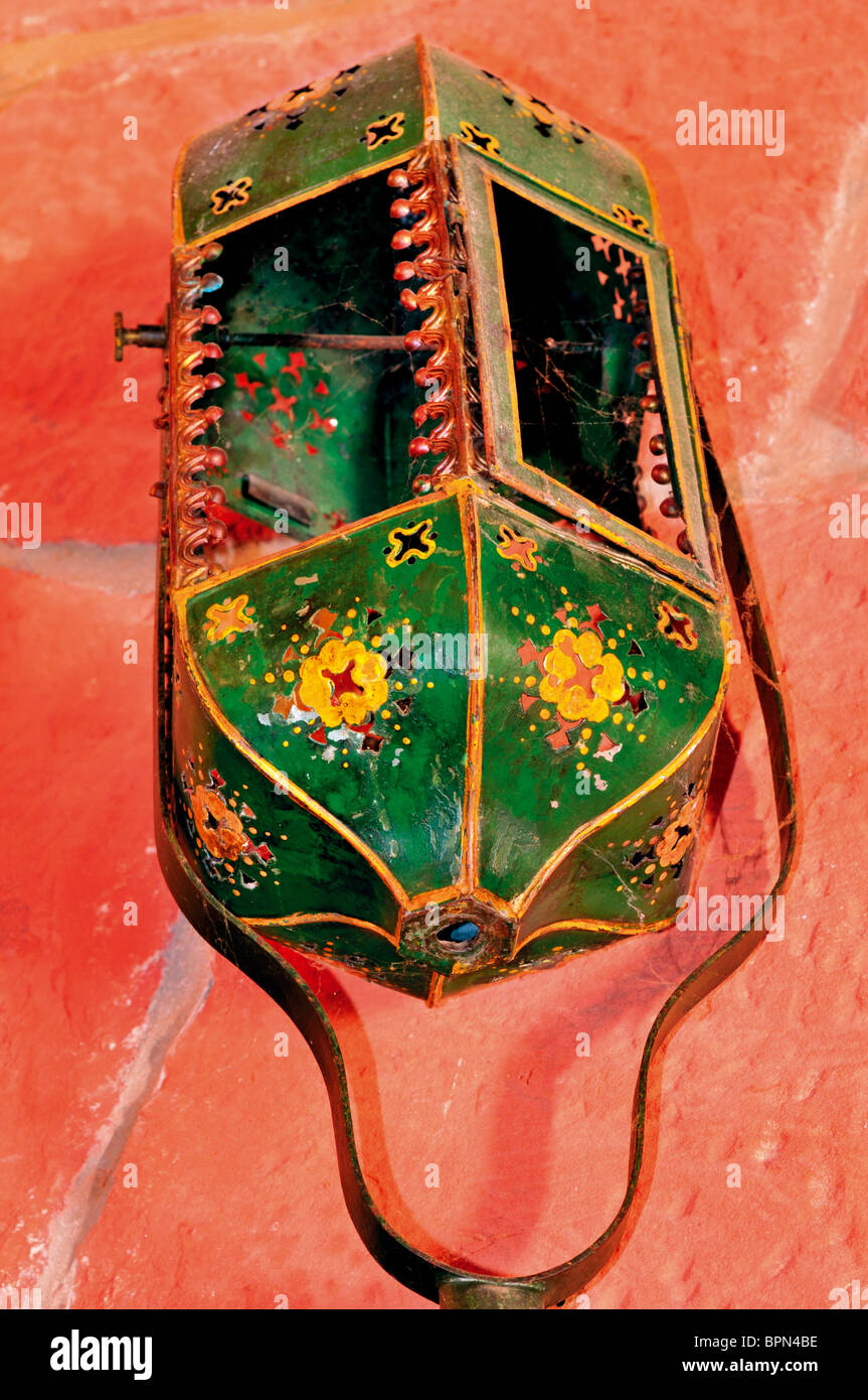 Francia: Medievale lanterna in cappella "Chapelle aux Pénitents" a Collonges-la-Rouge Foto Stock