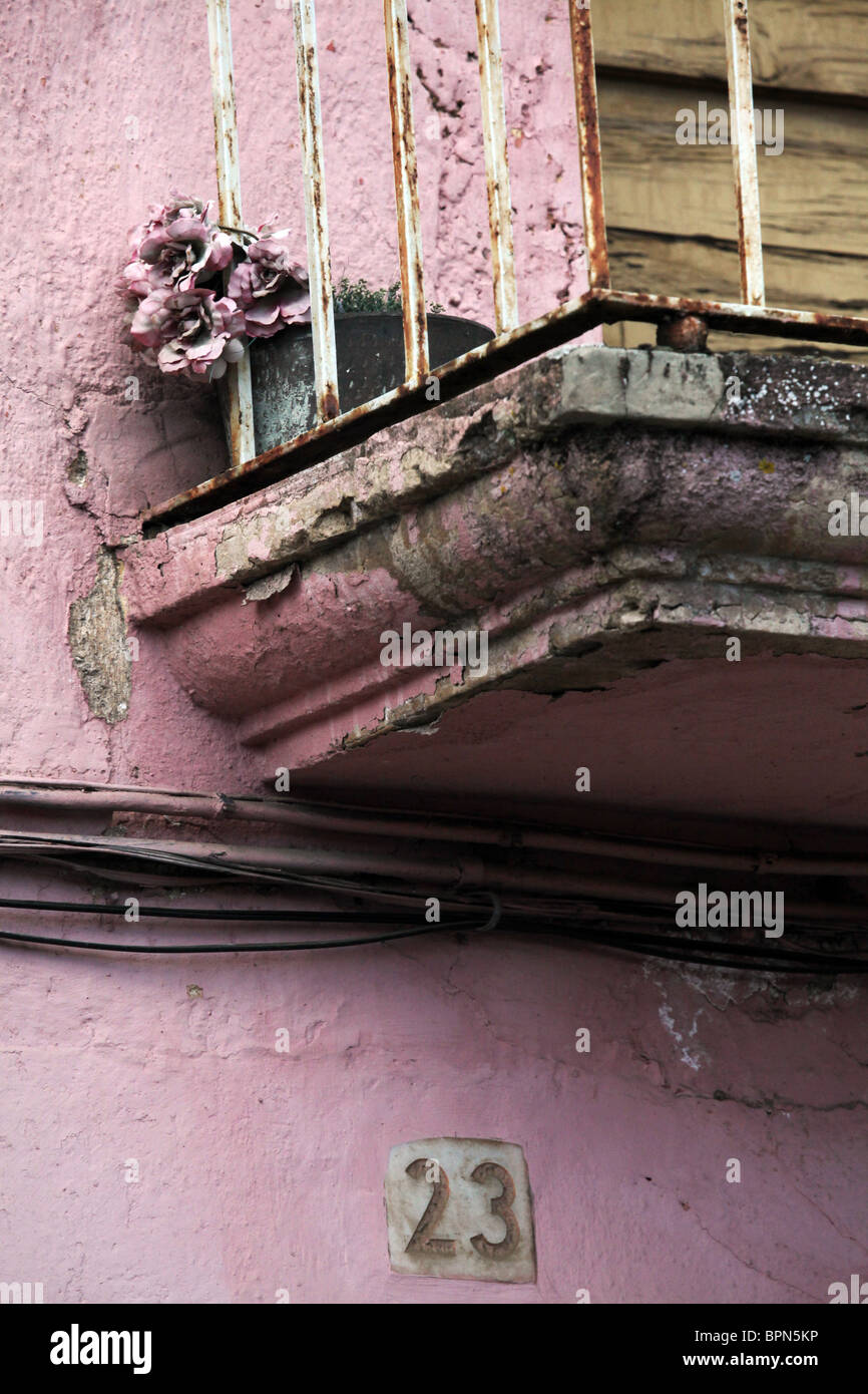 Dettaglio casa vecchia scena di strada da Olot in La Garrotxa Comarca della provincia di Girona la Catalogna in Spagna Foto Stock