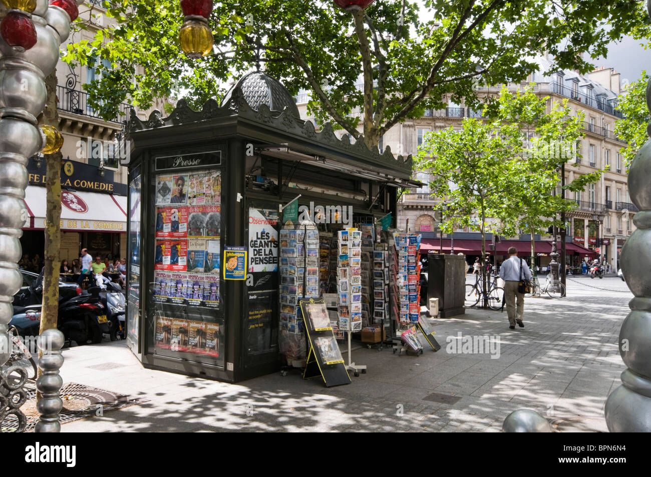 Parigi chiosco sulla Rue Saint Honoré Foto Stock