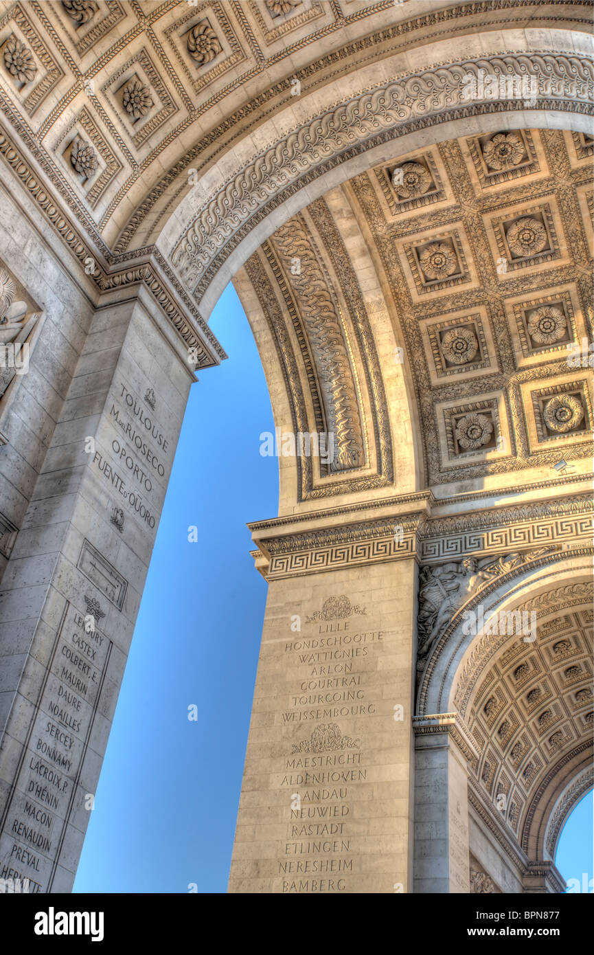 Una vista al di sotto del Arc de Triomphe a Parigi. Foto Stock