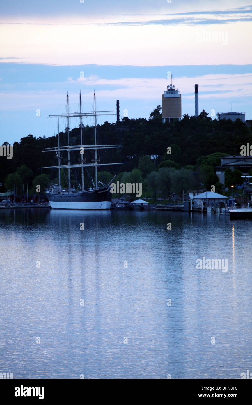 Vista del Pommern Tall Ship Terminal al tramonto come un traghetto entra in dock presso Mariehman sulle Isole Åland in Finlandia Foto Stock