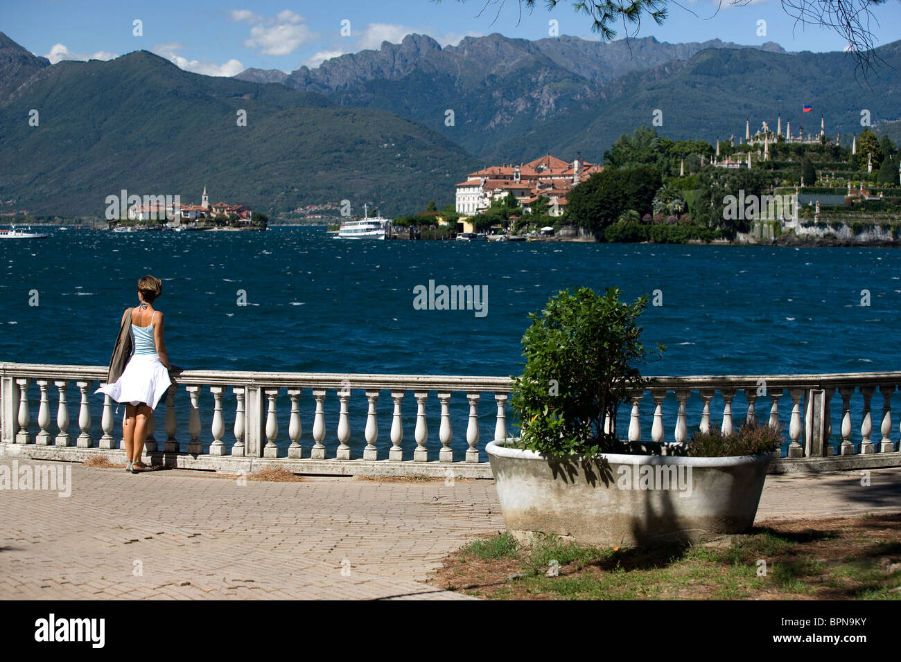 Il Lago Maggiore, sul lungolago di Stresa, vista di Isola Bella e pescatori, Piemonte, Italia Foto Stock