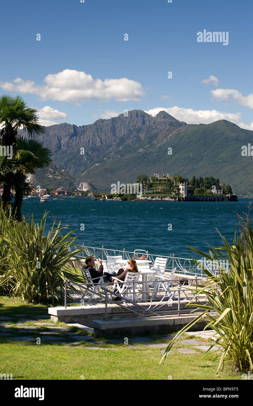 Il Lago Maggiore, sul lungolago di Stresa, vista di Isola Bella e pescatori, Piemonte, Italia Foto Stock