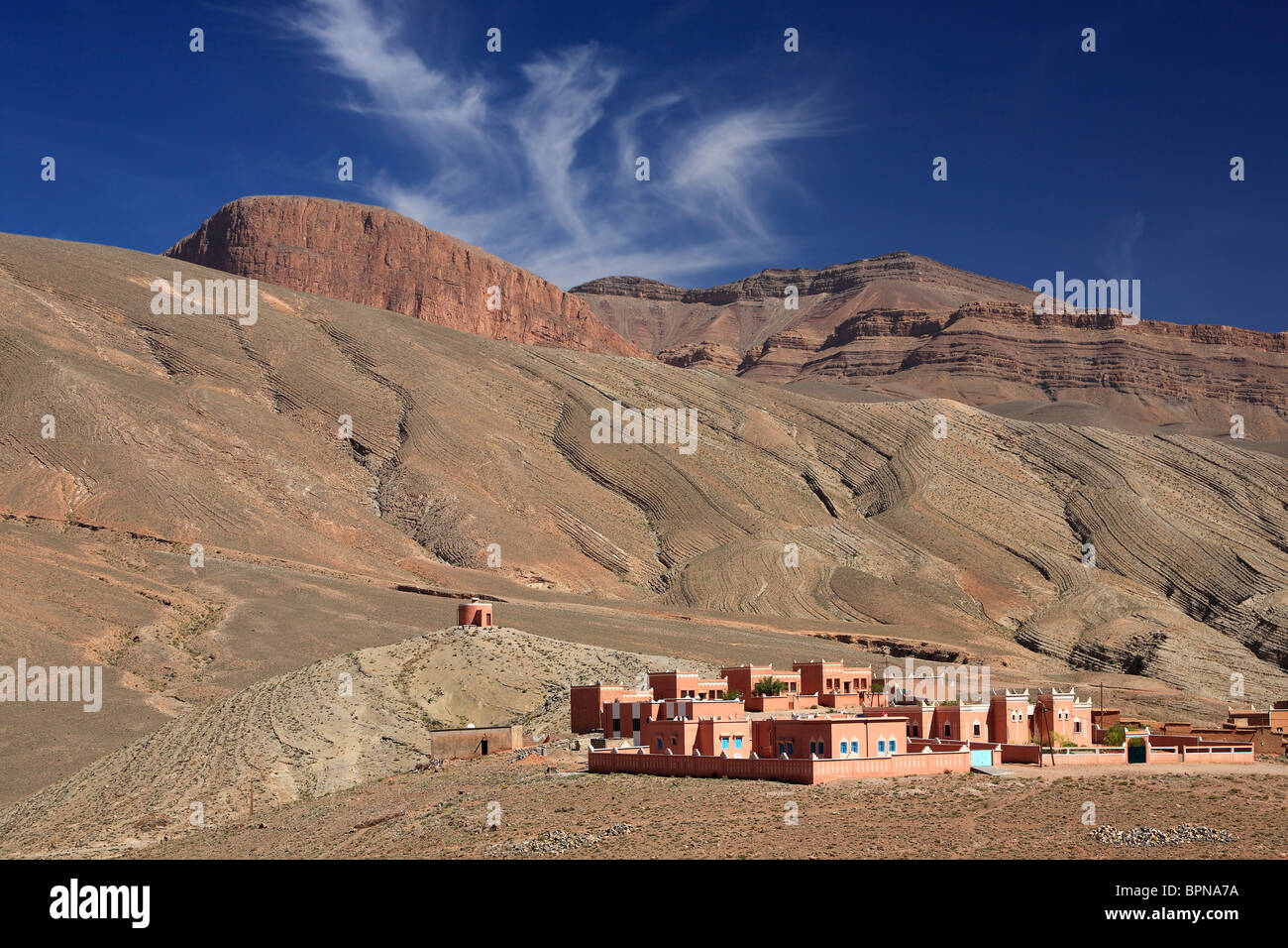 Blue Skies oltre i monti rossi del Dades Gorge vicino a M'Semrir in Marocco Foto Stock