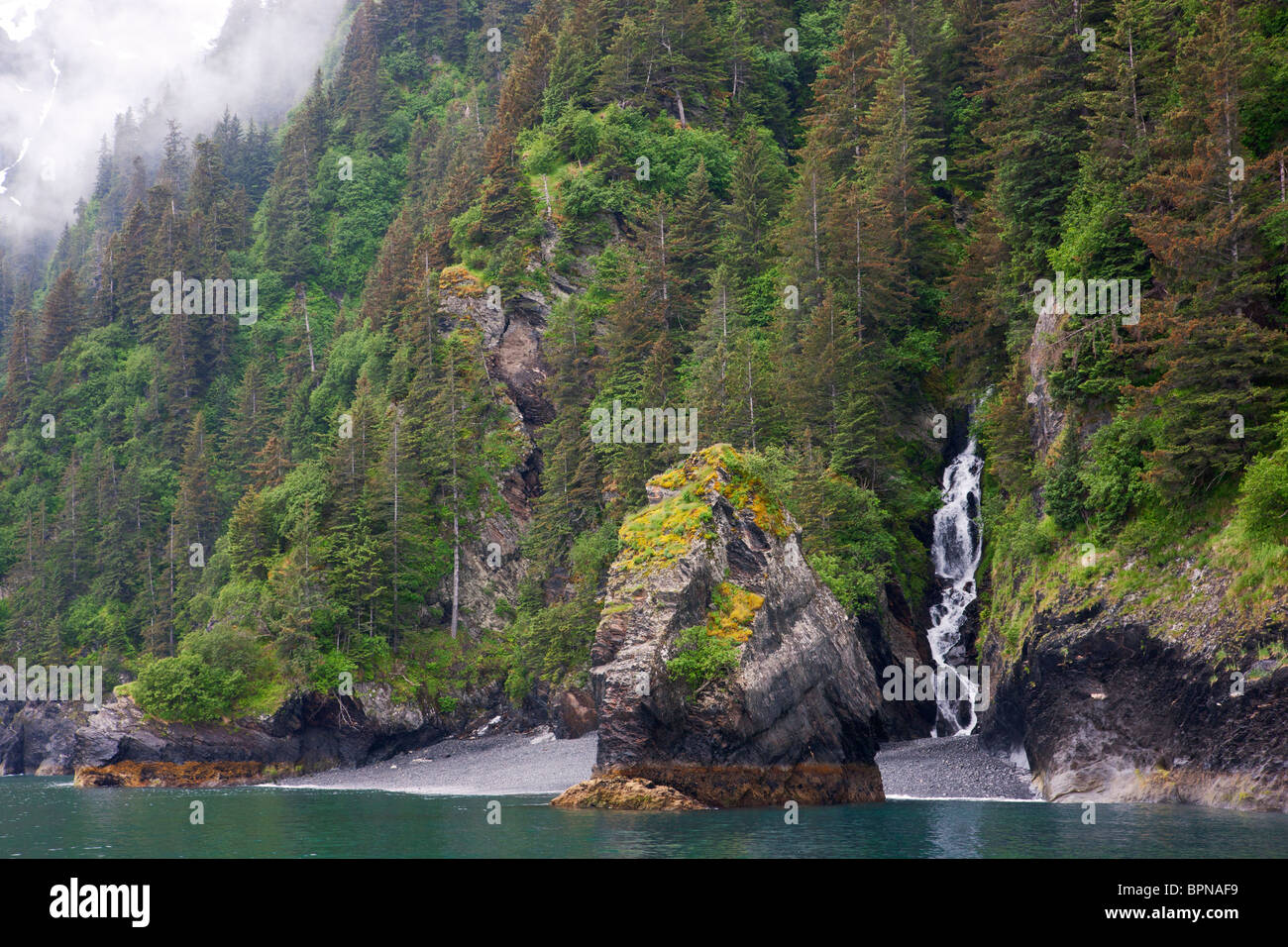 La risurrezione Bay costa e il Parco nazionale di Kenai Fjords, vicino a Seward, Alaska. Foto Stock