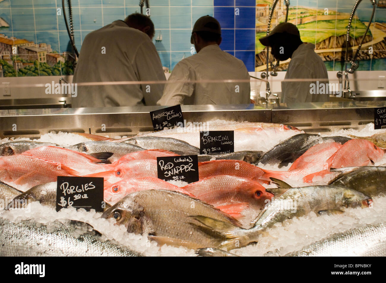 Pesce fresco al pescatore a Eataly il cibo italiano e vino marketplace in New York Foto Stock