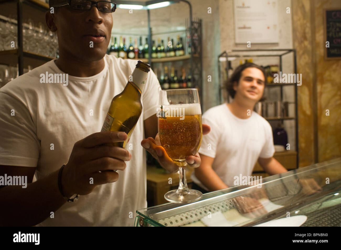 Un barman versa un bicchiere di Birra Moretti a Eataly il cibo italiano e vino marketplace in New York Foto Stock