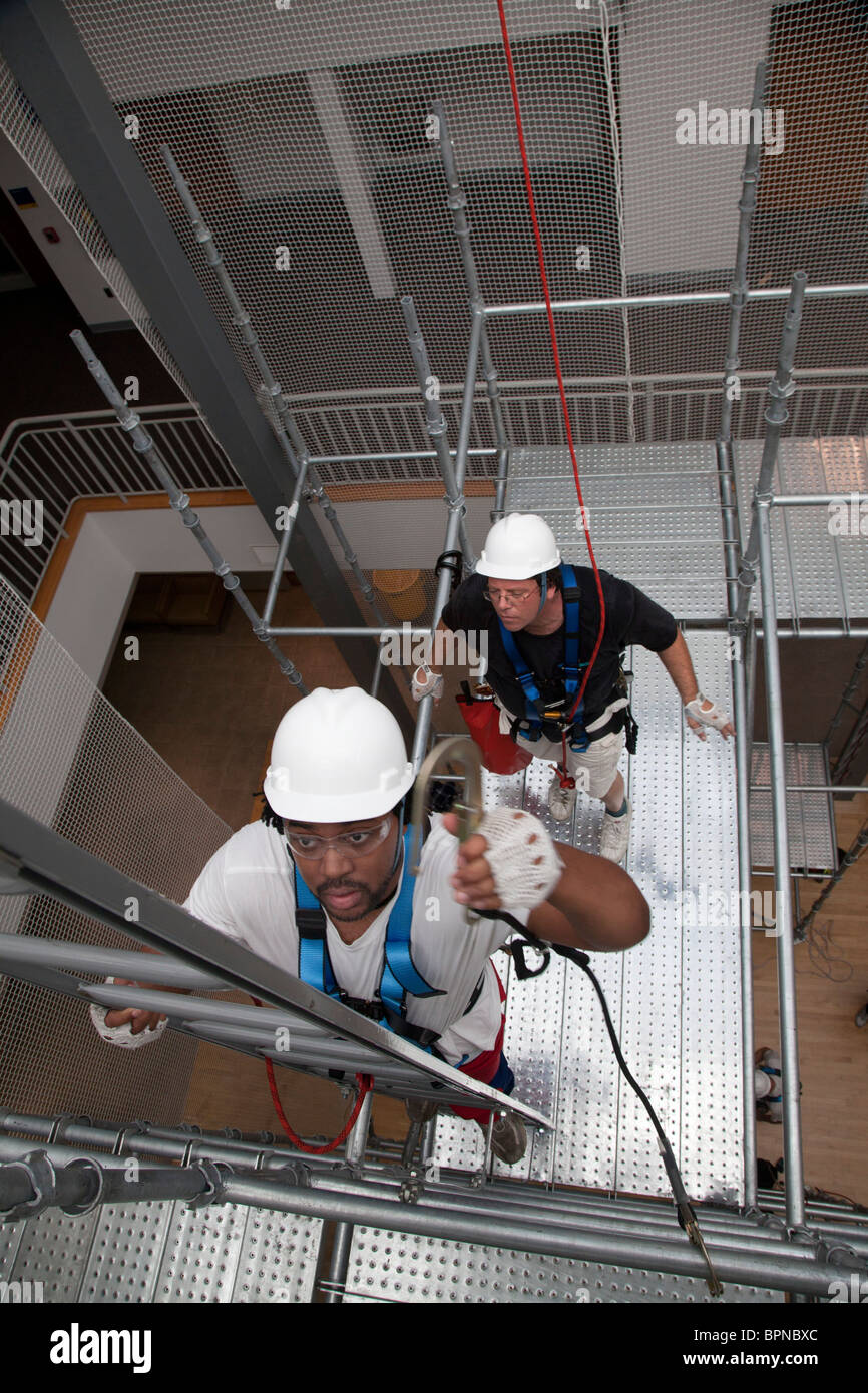 Turbina eolica i tecnici devono apprendere la sicurezza di arrampicata a Community College Foto Stock