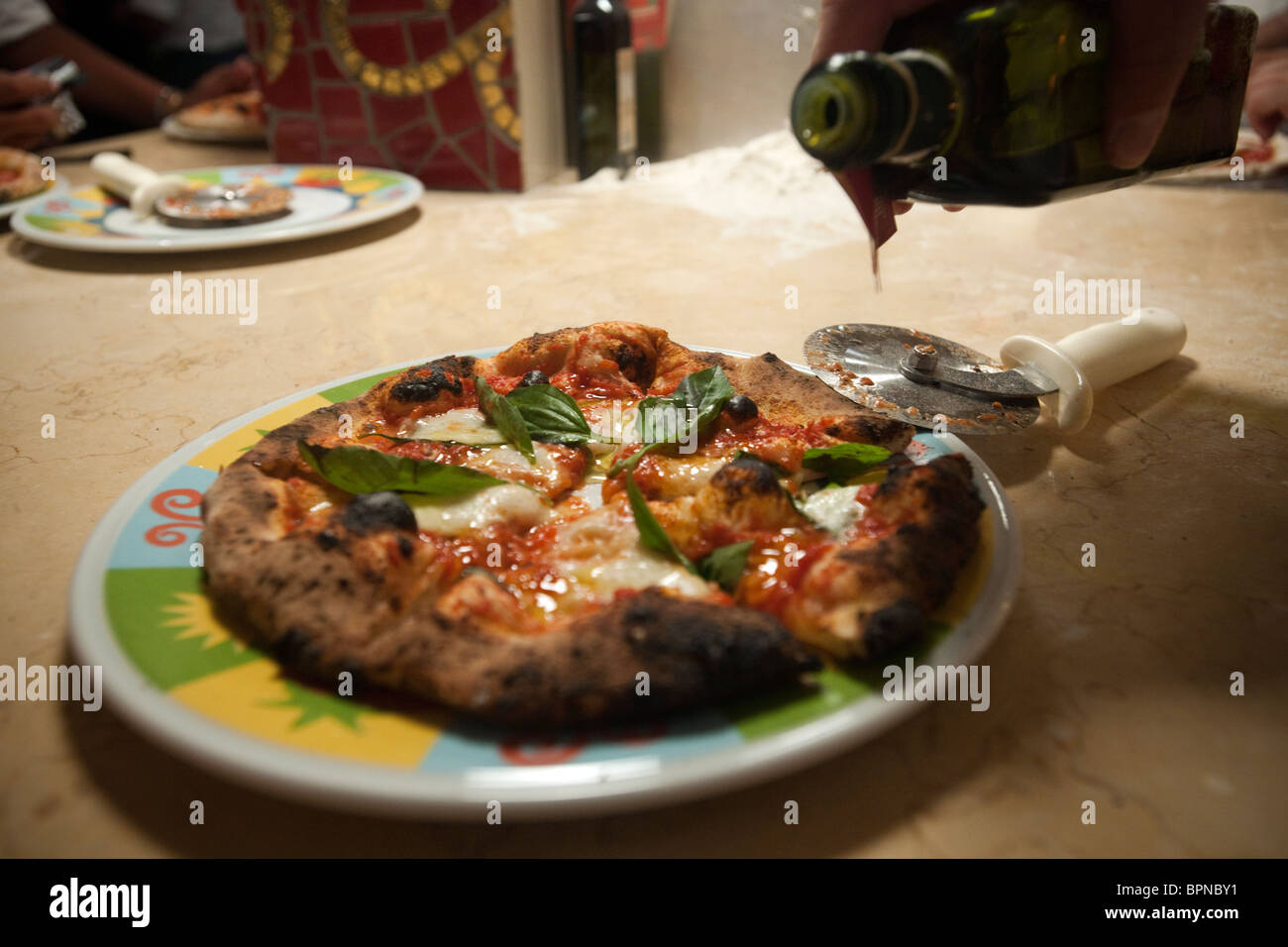Una pizza è servita a Eataly il cibo italiano e vino marketplace in New York Foto Stock