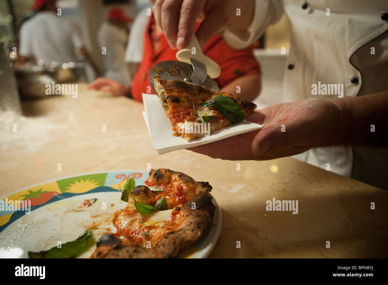 Una pizza è servita a Eataly il cibo italiano e vino marketplace in New York Foto Stock