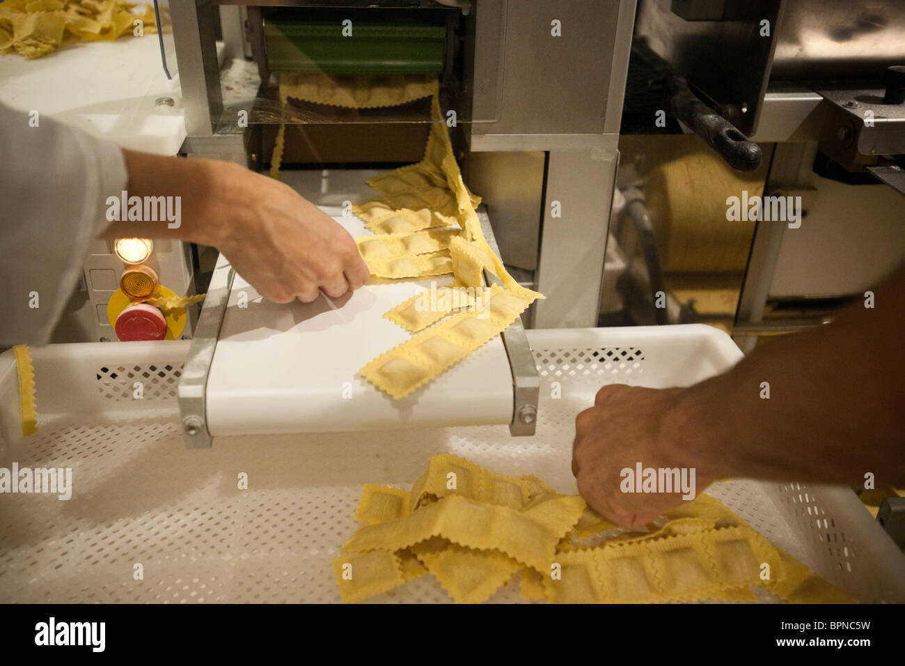 Fresca pasta fatta essendo realizzati in corrispondenza di Eataly marketplace italiani a New York Foto Stock