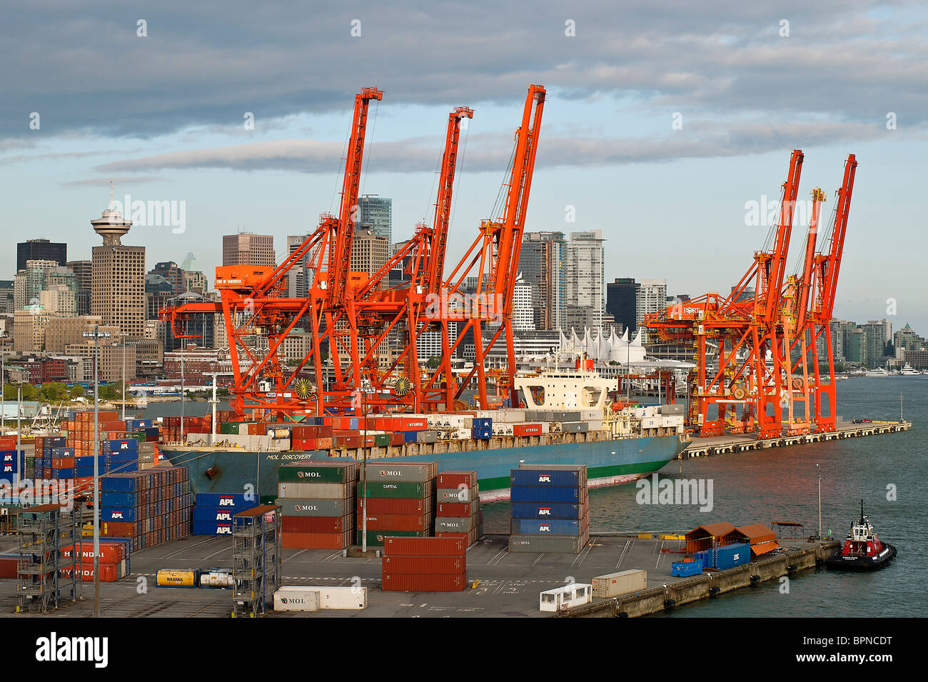 Contenitori di carico essendo spento caricato nella città di porto di Vancouver, Canada Foto Stock