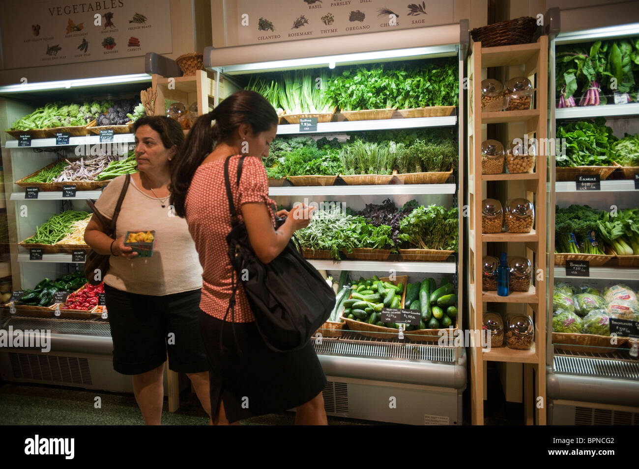 Le verdure sul display a Eataly, cibo e vini italiani marketplace in New York Foto Stock