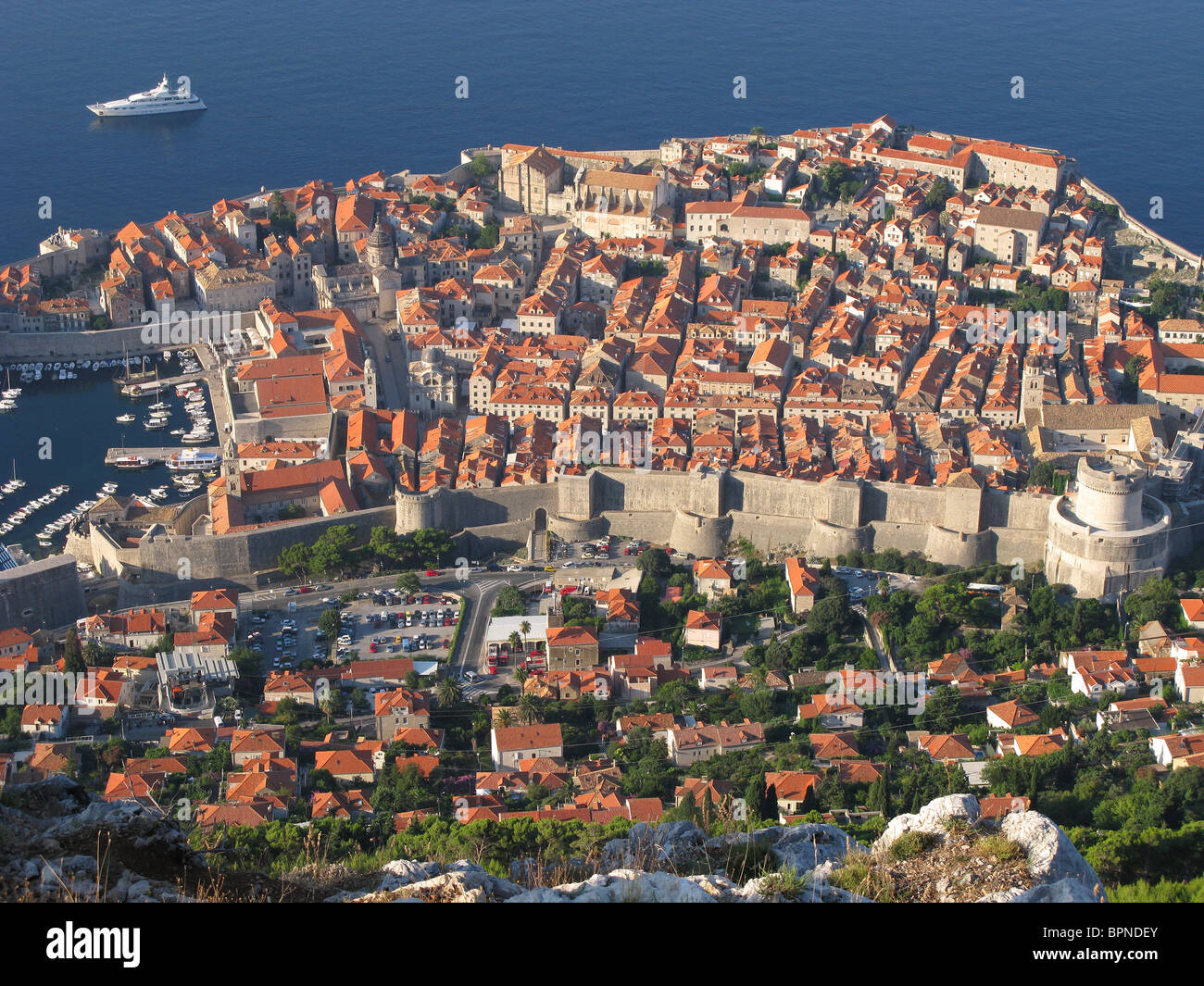 DUBROVNIK, Croazia. Un primo mattino vista guardando verso il basso su Dubrovnik Città Vecchia dalla vetta del monte Srd. Agosto 2010. Foto Stock