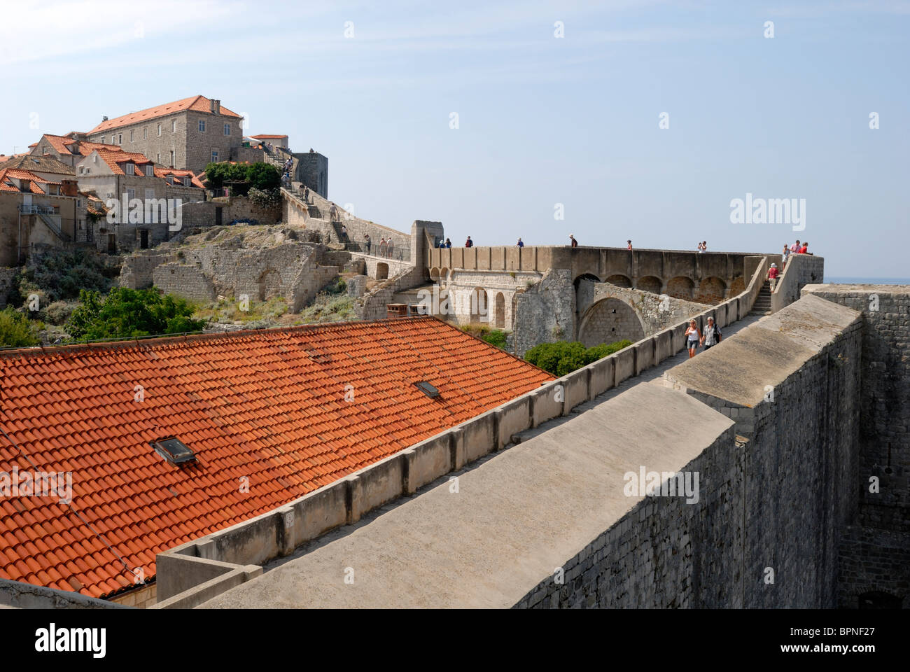 Le mura della città che sono 1940 m di lunghezza e di raggiungere notti qua di 25m, sono un simbolo della città di Dubrovnik. Le pareti sono più spessi, fino a 6m, in... Foto Stock