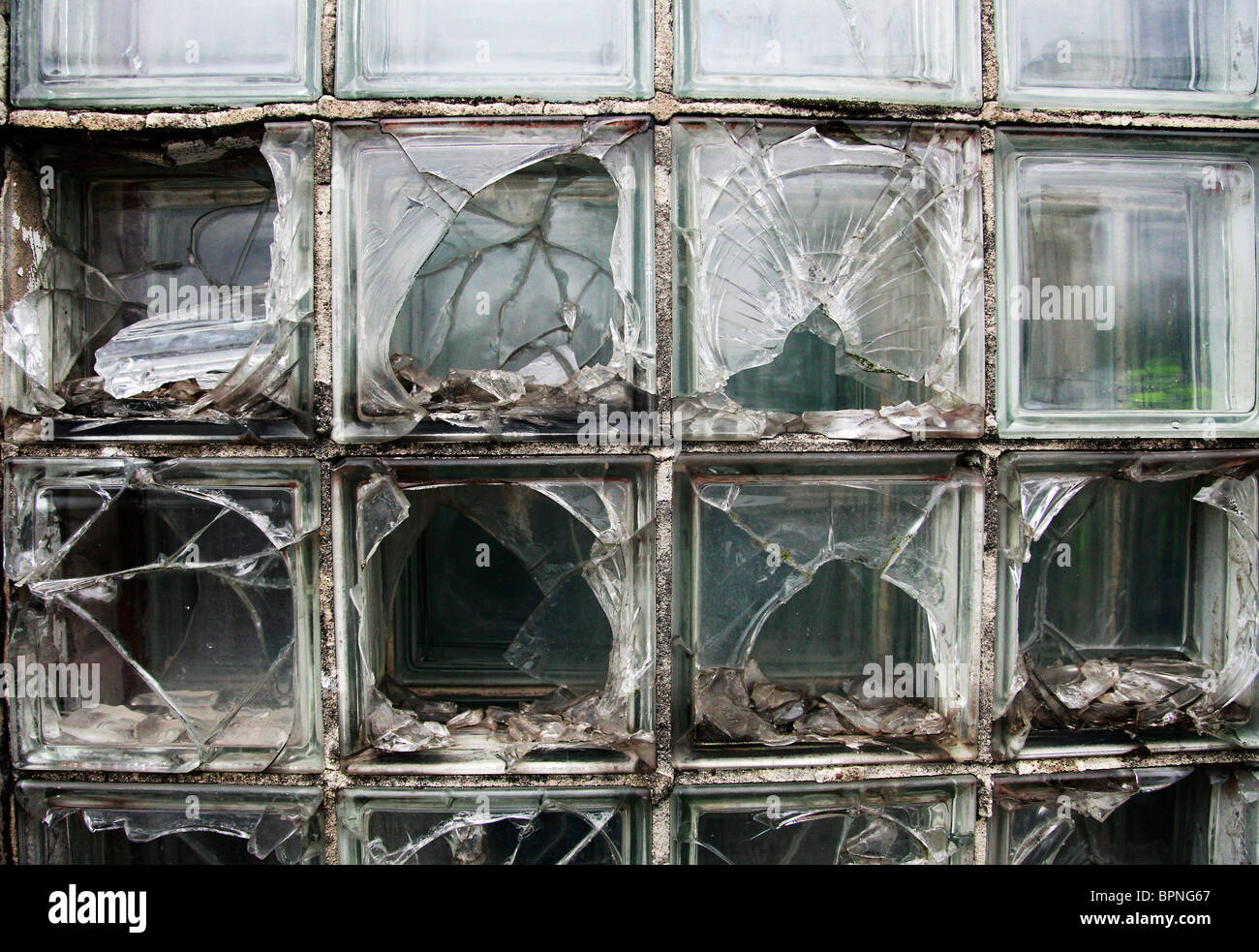 Il vetro rotto in una forza industriale sul telaio di una finestra Foto Stock