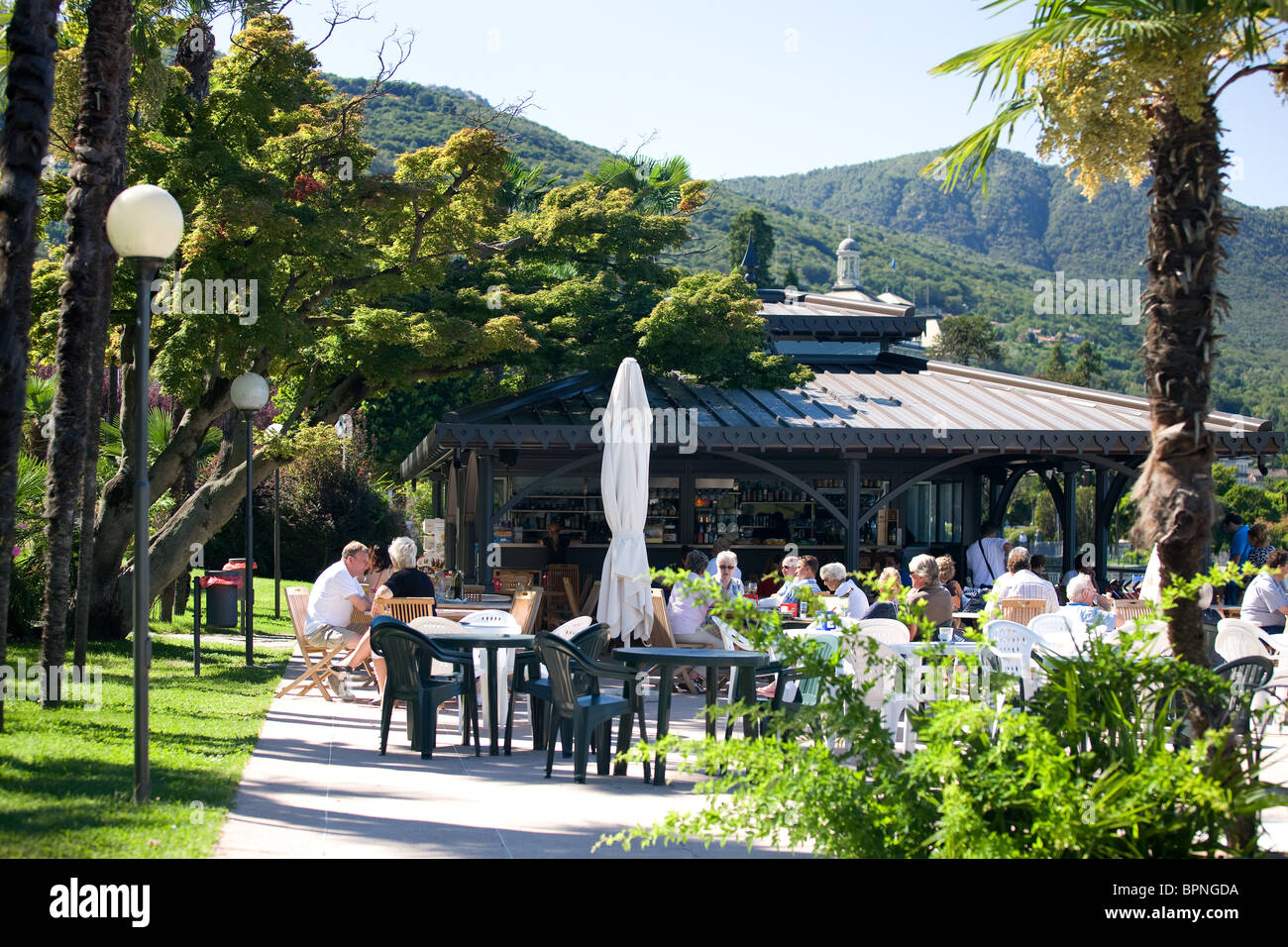 Il Lago Maggiore, sul lungolago di Stresa, bar all'aperto nei giardini, Piemonte, Italia Foto Stock