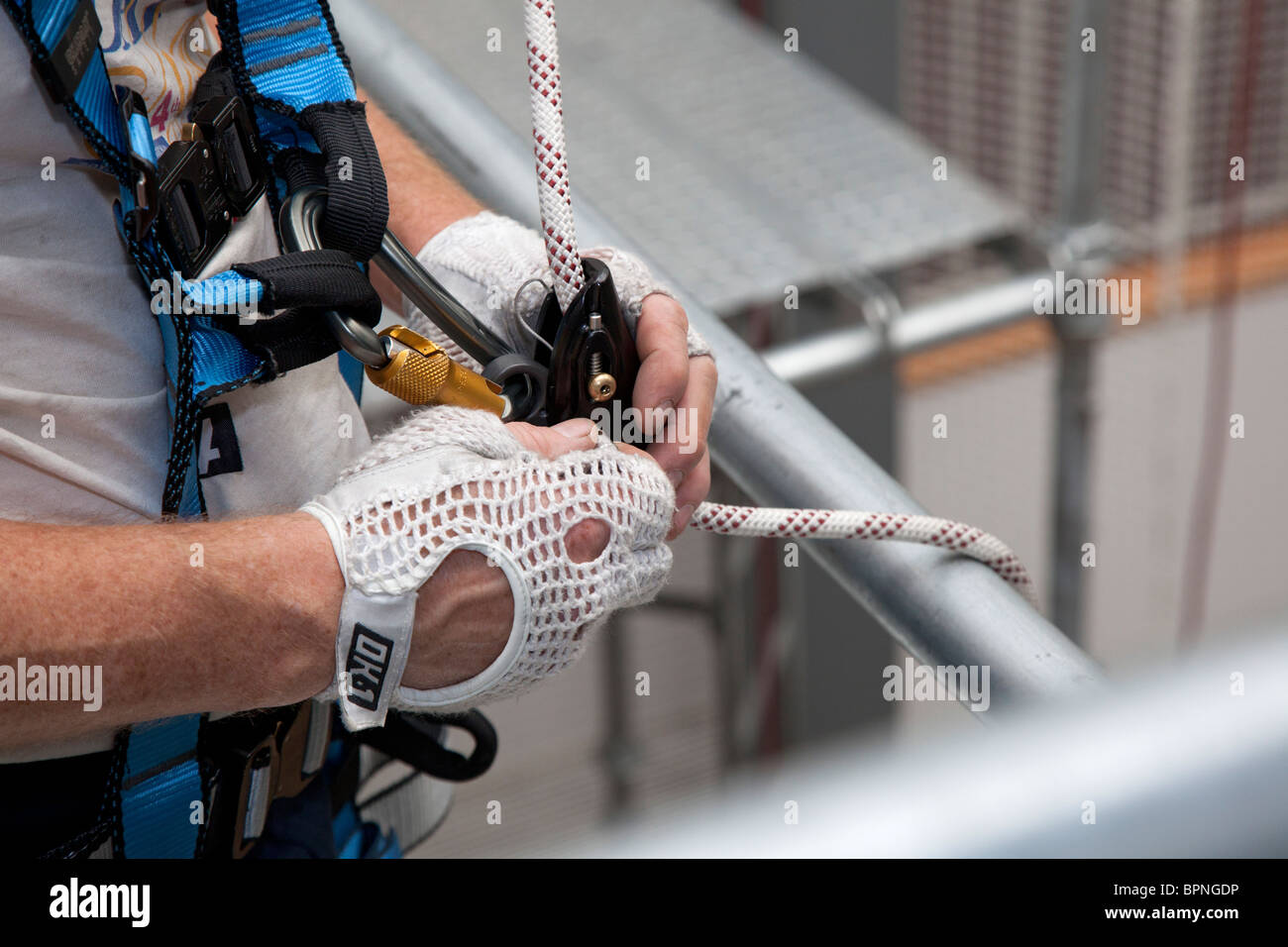 Turbina eolica i tecnici devono apprendere la sicurezza di arrampicata a Community College Foto Stock